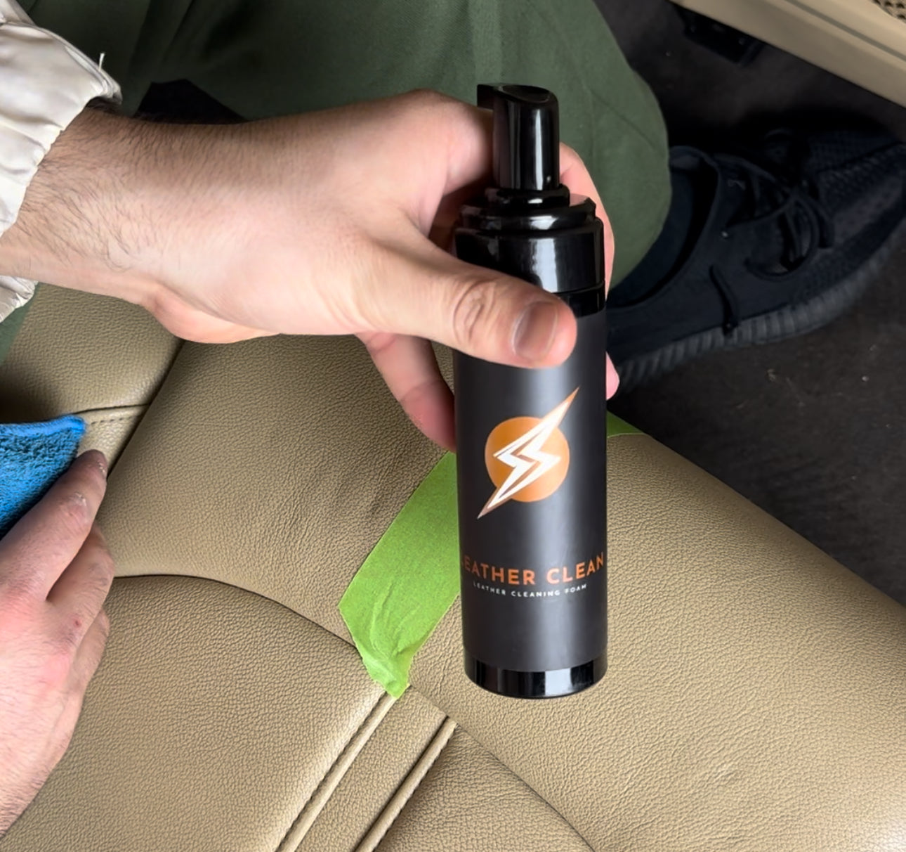 Leather Clean Anwendung Lederreiniger auf Autositz